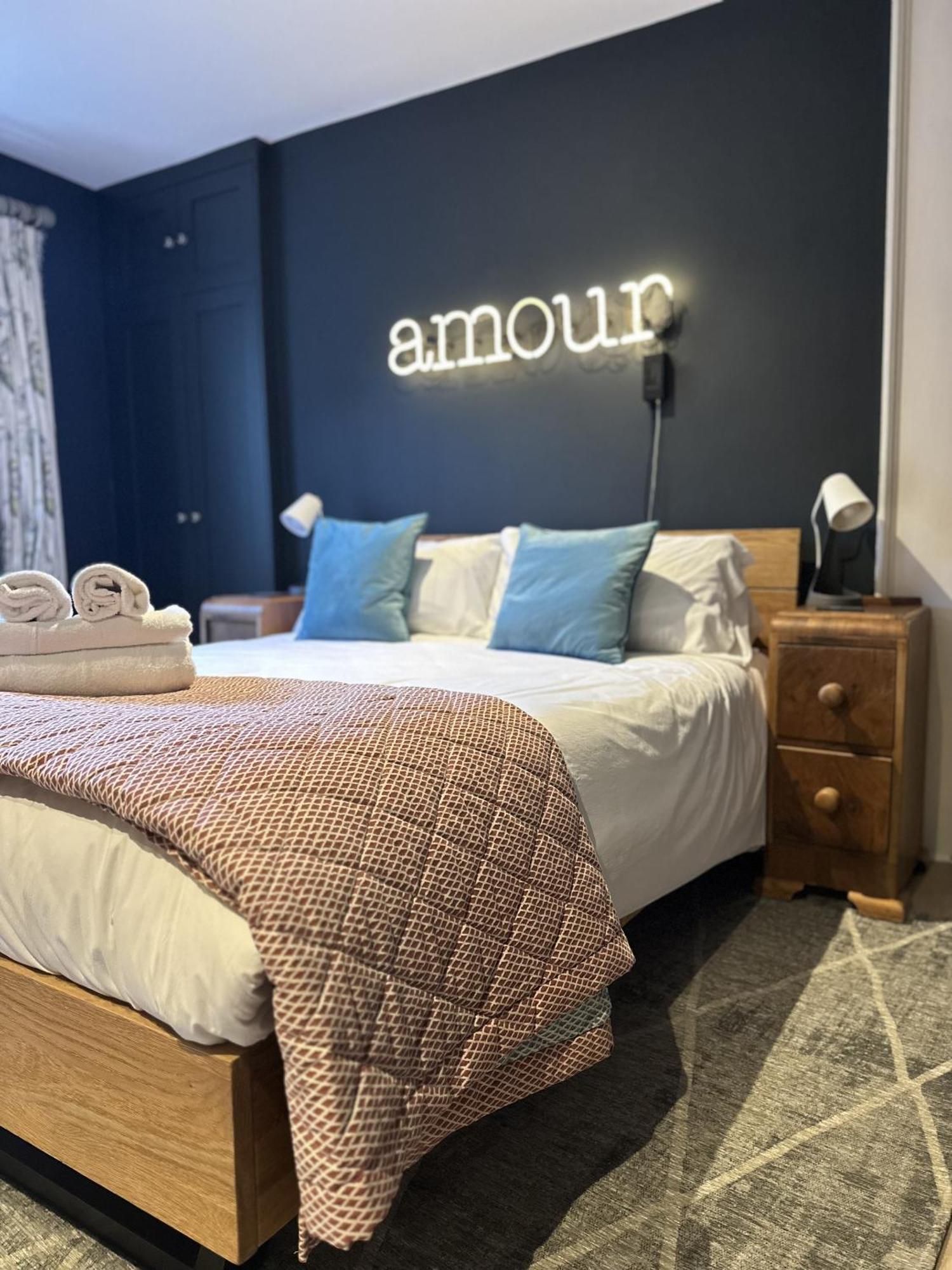 Unique Clifton Apartment On Historic Crescent Бристол Екстериор снимка